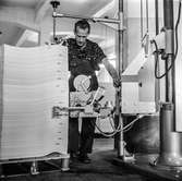 Man i arbete vid räknemaskin på pappersbruket Papyrus i Mölndal, 30/9 1963.