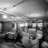 Man i arbete vid PM8, holländeri, på pappersbruket Papyrus i Mölndal, 5/12 1963.