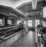 Interiörbild från pappersbruket Papyrus i Mölndal, 25/5 1964. Laboratorium.