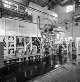 Man i arbete vid PM6, bestrykningsmaskin nr 1 på pappersbruket Papyrus i Mölndal, 8/9 1964.