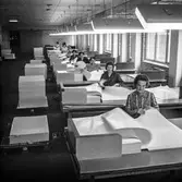 Kvinnor i arbete i sortersalen på pappersbruket Papyrus i Mölndal, 9/9 1964.
