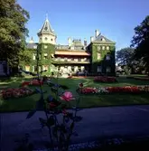 Pappersbruket Papyrus disponentbostad sedd från trädgården. Mölndal, september 1965.