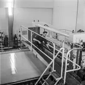 Man i arbete vid PM5 på pappersbruket Papyrus i Mölndal, 29/11 1965.