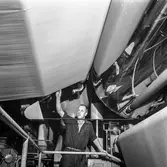 Man i arbete vid PM5 på pappersbruket Papyrus i Mölndal, 29/11 1965.