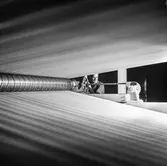 Man i arbete vid PM5 på pappersbruket Papyrus i Mölndal, 29/11 1965.