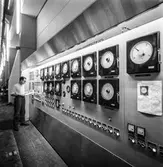 Man i arbete vid PM5 på pappersbruket Papyrus i Mölndal, 29/11 1965.