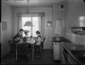 DUKAT BORD, SKAFFERI, DISKNING MED TIDTAGNING, KÖKSINTERIÖRER HOS FAM HOFF