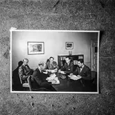 Papyrus disponent Hulthén i konferens med herrar Harald, Grundin, Henriksson, Jeansson. Pappersbruket Papyrus i Mölndal. Reprofotografi.