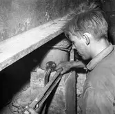 Byggnad 19 på pappersbruket Papyrus i Mölndal, 16/7 1966. Förstärkning av bjälklag genom megapålning.