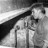 Byggnad 19 på pappersbruket Papyrus i Mölndal, 16/7 1966. Förstärkning av bjälklag genom megapålning.