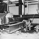 Byggnad 19 på pappersbruket Papyrus i Mölndal, 16/7 1966. Förstärkning av bjälklag genom megapålning.