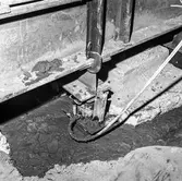 Byggnad 19 på pappersbruket Papyrus i Mölndal, 16/7 1966. Förstärkning av bjälklag genom megapålning.