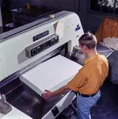 Man i arbete vid skärmaskin på pappersbruket Papyrus i Mölndal, 3/10 1966.