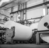 Maskinförare Lennart Pettersson i arbete vid PM5, upprullning, på pappersbruket Papyrus i Mölndal, 7/11 1966.