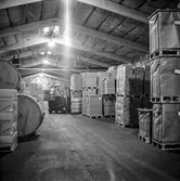 Man i arbete med truck i byggnad 116 på pappersbruket Papyrus i Mölndal, 8/9 1967. Interiör.