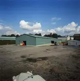 Lagerbyggnad på pappersbruket Papyrus i Mölndal, 8/9 1967. Det vita huset till höger i bakgrunden är lagerlokal Byggnad 110.