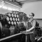 Man i arbete vid STAL-turbin på pappersbruket Papyrus i Mölndal, 5/9 1968.