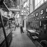 Man i arbete vid ångcentralen, Byggnad 14, på pappersbruket Papyrus i Mölndal, 5/9 1968.