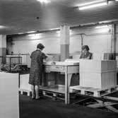Kvinnor i arbete med att sortera papper på pappersbruket Papyrus i Mölndal, 5/9 1968.