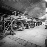 Man i arbete vid klistermaskin på Hylte bruk, 12/9 1968.