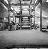 Man i arbete vid bestrykningsmaskin på Hylte bruk, 12/9 1968.