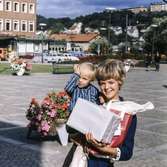 Kvinna med pojke i famnen fotograferade vid Stadshusplatsen i Mölndal, 17/9 1968.