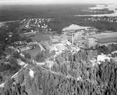 Lessebo bruk köptes 1802 av Johan Lorentz Aschan, som under en 50-årig period ledde en stark utveckling. 1837 fick Lessebo pappersbruk sin första pappersmaskin, men fram till 1870-talet var järntillverkningen vid Lessebo brukets viktigaste produkt. 1874 fick Lessebo järnvägsförbindelse med Karlskrona och Södra stambanan, och därmed fick bruket möjlighet att på ett annat sätt än tidigare utnyttja sina omfattande skogstillgångar.
Pappersbruket och skogsindustrin blev huvudsaken, järntillverkningen upphörde redan vid 1880-talets början. 1905-06 utvidgades pappersbruket med en sulfitfabrik, den första vid något av Sveriges finpappersbruk. Då Aschan dog 1856 bildades familjeföretaget Lessebo bolag som förutom Lessebo järn- och pappersbruk ägde Åryds järnbruk, Kleva nickelverk, handpappersbruken i Broakulla, Brittedal och Augerum, flera kvarnar och sågverk, samt jordbruk och skogsegendomar. Detta bolag ombildades 1896 till Lessebo AB, som efter att med täta mellanrum bytt majoritetsaktieägare 1925 inköptes av Klippans pappersbruk. Lessebo pappersbruk hade på 1930-talet omkring 450 anställda.