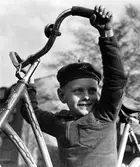 Liten pojke stor cykel