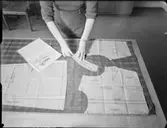 PRESSVERKTYG, SAXAR, NÅL OCH TRÅD, MÖNSTER, TYGPROVER