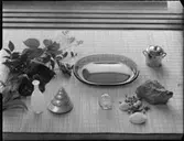 GLAS, MÄSSING, STENGODS, TENN MED BLAD OCH BLOMMOR, FRÄSVÄT, KLIPPARS