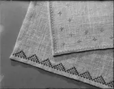 MONOGRAM SAMT MÖNSTER Å DUK