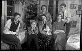 Familj samlad vid julgran