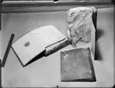 GAMLA FÖRSTÖRDA ARKIVERADE HANDLINGAR SAMT ARKIVHYLLA MED PÄRMAR I FÖREDÖMLIGT SKICK