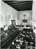 Rytterne sn, Västerås.
Präst och kyrkobesökare i Rytterne kyrka, 1981.