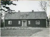 Rytterne sn, Västerås. Horn.
F.d. länsmansboställe, manbyggnaden. 1949.