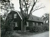Rytterne sn, Västerås. Horn.
F.d. länsmansboställe, manbyggnaden. 1949.