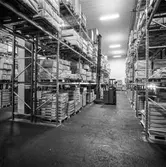 Man i arbete med truck i N.T.-lager på pappersbruket Papyrus i Mölndal, 4/10 1968.