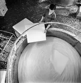 Man i arbete vid hydropulper PM 1, 2 och 3 på pappersbruket Papyrus i Mölndal, 8/10 1968.