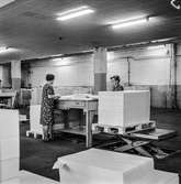 Kvinnor i arbete med att sortera papper på pappersbruket Papyrus i Mölndal, 8/10 1968.