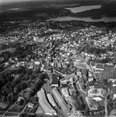 Flygfoto över pappersbruket Papyrus fabriksområde i Mölndal, 9/6 1969. I bildens kant, till höger om fabriksbyggnaderna, syns Yngeredsfors fruktodlingar.