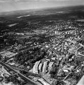 Flygfoto över pappersbruket Papyrus fabriksområde i Mölndal, 9/6 1969. I bildens kant, till höger om fabriksbyggnaderna, syns delar av Yngeredsfors fruktodlingar.