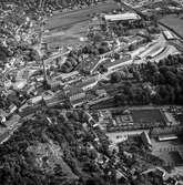 Flygfoto över pappersbruket Papyrus fabriksområde i Mölndal, 9/6 1969. Ovanför fabriksbyggnaderna syns Yngeredsfors fruktodlingar.