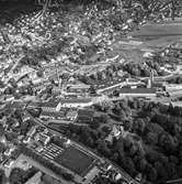 Flygfoto över pappersbruket Papyrus fabriksområde i Mölndal, 9/6 1969. Ovanför fabriksbyggnaderna, syns Yngeredsfors fruktodlingar.
