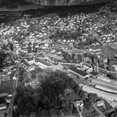 Flygfoto över pappersbruket Papyrus fabriksområde i Mölndal, 9/6 1969. I bildens kant, till höger om fabriksbyggnaderna, syns Yngeredsfors fruktodlingar.