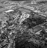 Flygfoto över pappersbruket Papyrus fabriksområde i Mölndal, 9/6 1969. I bildens kant, till vänster om fabriksbyggnaderna, syns delar av Yngeredsfors fruktodlingar.