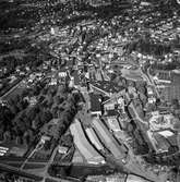 Flygfoto över pappersbruket Papyrus fabriksområde i Mölndal, 9/6 1969. I bildens kant, till höger om fabriksbyggnaderna, syns delar av Yngeredsfors fruktodlingar.