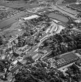 Flygfoto över pappersbruket Papyrus fabriksområde i Mölndal, 9/6 1969. Till vänster om fabriksbyggnaderna syns Yngeredsfors fruktodlingar.