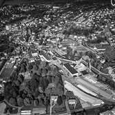Flygfoto över pappersbruket Papyrus fabriksområde i Mölndal, 9/6 1969. Till höger om fabriksbyggnaderna syns en del av Yngeredsfors fruktodlingar.