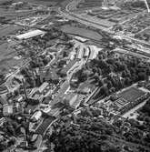 Flygfoto över pappersbruket Papyrus fabriksområde i Mölndal, 9/6 1969. Till vänster om fabriksbyggnaderna syns en del av Yngeredsfors fruktodlingar.