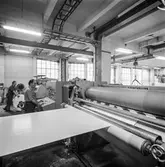 Man i arbete vid maskin på pappersbruket Papyrus i Mölndal, 1/10 1969.